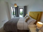 Luxury Riverside Apartment Stunning views Free Parking