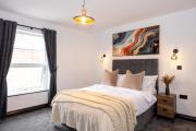 Midnight Manor High-Speed WiFi, Cinema Room & Sleeps 6 Modern Luxury Stay