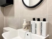 Hongik University Station 10 minutes walking distance 3 Queen Beds for 6 people