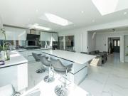 Stylish HouseSmart FeaturesJacuzziLarge Garden - Pass the Keys