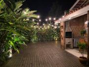 Casa charmosa em Juquehy cercada de verde, 2 quartos com churrasqueira