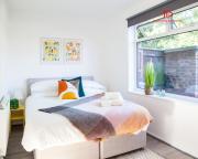 Spacious 7-Bed Home for Contractors & Families in St Helens