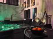 Amour Sauvage-Love Room****, Centre-Historique