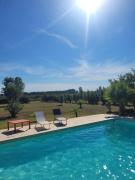 Villa provençale à Arles avec piscine privée et vue jardin.
