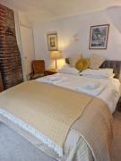 The Old Dairy, comfy 1 bedroom apartment with lounge,bathroom and kitchenette near town, pubs and walks