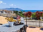 SunRise Den, a pie de playa, vista al mar y piscina