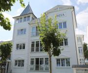FeWo in direkter Strandlage mit eingeschränktem Meerblick, Villa Freia 09, Binz