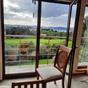 Suite abierta todo el año con vistas al campo, lago y ciudad