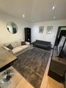 Barking Bliss-2 Bedroom,2 Bath, A Short Distance To Barking Station