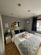 Amazing EN-SUITE Apartment in Finchley Central Amazing EN-SUITE Apartment in Finchley Central