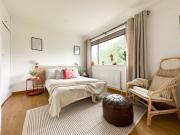 Willow Stream House - Spacious City Centre Riverside Home - FREE 2 Car Parking