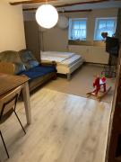 Schlafen auf dem pferdehof einfach gehalten mit Kühlschrank