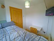 Cosy Single Room l Smart TV l 5 Minute Walk from Train Station