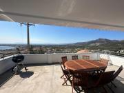 Casa con piscina y vistas al mar a pies de montaña