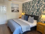 Roker Cottage, luxury seaside apartment, private parking, sky tv