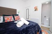 City Stay! Smart TVs in every room! Sleeps 4 & Parking Available, 2 min walk to Shops, Bars and Restaurants