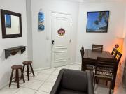 Apto confortável, Praia das Astúrias 5 min a pé, garagem, 2 quarto ar, suíte, wi-fi