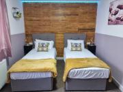 2 Bed House Open Living 6 Sleep Cosy and Spacious by Zaftastic Stays