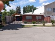 Amplio alojamiento vacacional ubicado a 500 metros de la plaza y a 5 minutos de la ruta del vino