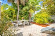 Gertrudes Siesta Village Properties - short walk to best beaches!