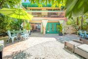 100 percent Private, Tiki-Bar, 250steps to Beach and Village!