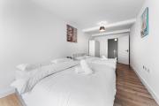 Spacious Sleep 12 1 min from Tooting Station MR2