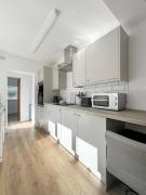 Amaya One -3 bedroom townhouse - with garden - close to town centre - sleeps 7 - Free Gym Access