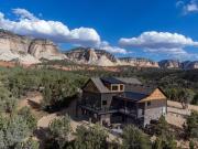 Sandstone Pointe, Elegance Among the Cliffs
