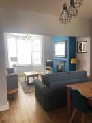 Gloucester Rd 2 mins away - Fab, new, trendy house