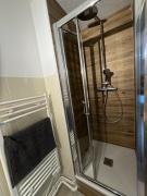 Studio chaleureux et lumineux