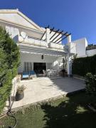 Chalet con barbacoa y piscina Chalet con barbacoa y piscina