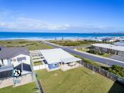 Cool Beach “Shack + Spectacular Views + Netflix
