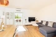 3 Bed Apt Sleeps 6 with Terrace & Flat-screen Tv