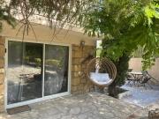 Charmant logement avec un extérieur et un jacuzzi