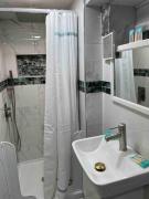 Top Bellerose Terrace