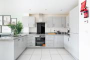 4 Bedroom House By Humming Nest Short Lets & Serviced Accommodation Milton Keynes With Free WiFi & Parking