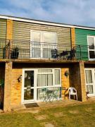 Superb Chalet, Sleeps 8, Nearby Hemsby Beach In Norfolk Ref 18193B