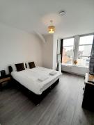 Modern 1 & 2 Bed Apartments, Desborough, Kettering, Sleeps 3, Free Parking, WIFI, Ideal for Families & Relocations