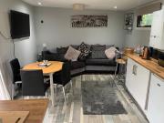 2-Bed Cabin Sleeps 4 -Small Pets Ok -Free Parking 2-Bed Cabin Sleeps 4 -Small Pets Ok -Free Parking