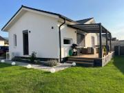 Moderný štýlový domček s virivkou-jacuzzi