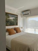 Apart France - Un dormitorio con gim, piscina y estacionamiento