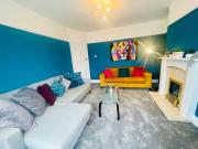 NEW Modern 3 Bedroom Contractor House Short Lets Free Parking & Wifi by Jesswood Properties, Close to Town