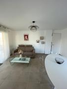 Appartement 2 chambres en rez de jardin avec piscine