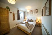 Cotswolds, Beautiful 5 bed 3 bath house, lovely garden, free parking Cotswolds, Beautiful 5 bed 3 bath house, lovely garden, free parking