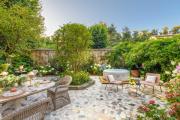 The Garden Lodge Luxury Home Private Garden and Jacuzzi in the centre