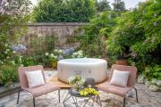 The Garden Lodge Luxury Home Private Garden and Jacuzzi in the centre