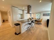 Spacious & light 2bed, 2bath in the heart of Windsor