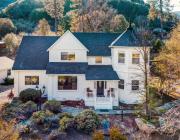 Yosemite Country House sleeps 20 w hot tub, firepit, bonus studio