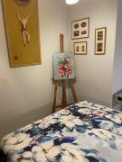 Bonita, Tranquila, Céntrica y Acogedora Habitación, solo para Chicas, en Vivienda Compartida con anfitrión