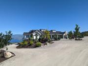 Autumn Lane B&B, Farmhouse Elegance & Stunning Lakeviews